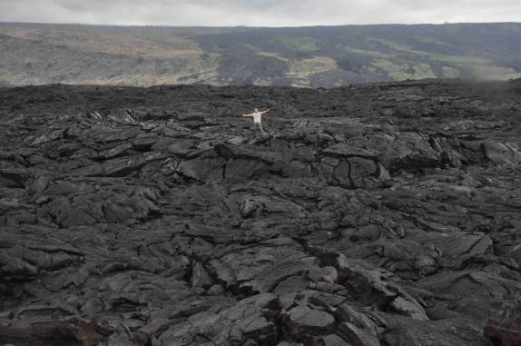 Explorando um gigantesco campo de lava endurecida, no Volcanoes National Park, em Volcano, na Big Island, no Havaí